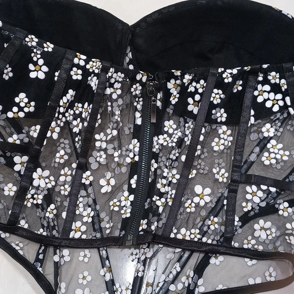 Corset - Picture 3 of 8